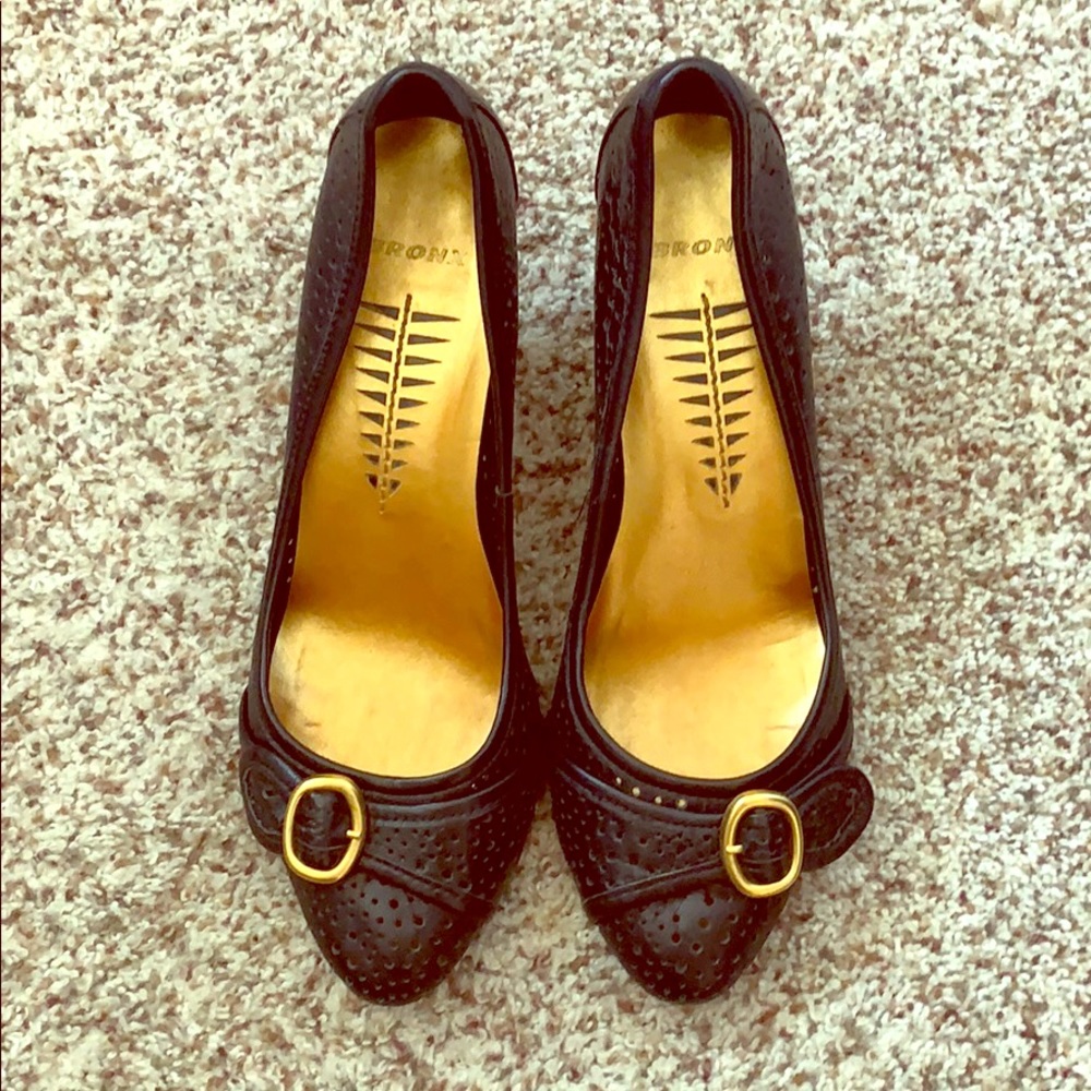 Bronx perforated leather pump w/toe buckle detail